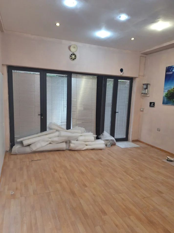 Tirane, jepet me qera dyqan Kati 0, 30 m² (Myslym Shyri)