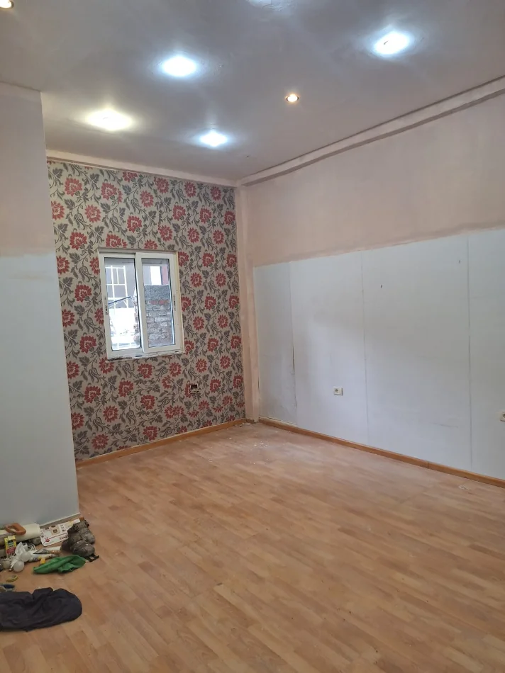 Tirane, jepet me qera dyqan Kati 0, 30 m² (Myslym Shyri)