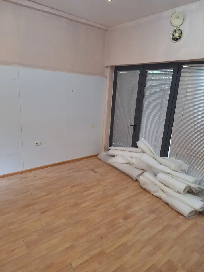 Tirane, jepet me qera dyqan Kati 0, 30 m² (Myslym Shyri)