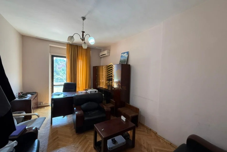 Tirane, jepet me qera ambjent biznesi Kati 3, 98 m² 800 € (Rruga e Elbasanit)