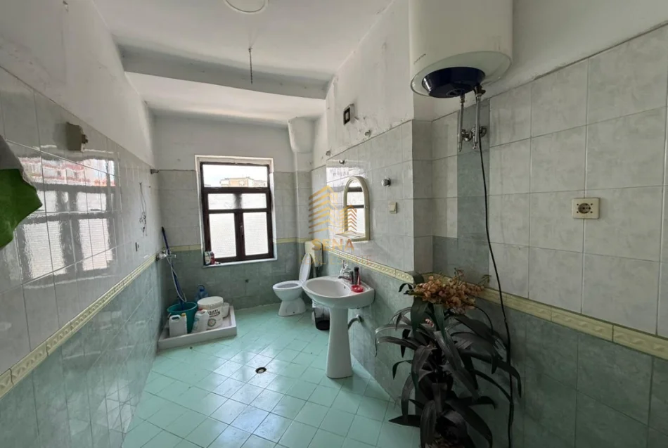 Tirane, jepet me qera ambjent biznesi Kati 3, 98 m² 800 € (Rruga e Elbasanit)