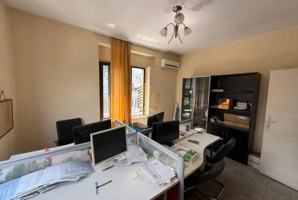 Tirane, jepet me qera ambjent biznesi Kati 3, 98 m² 800 € (Rruga e Elbasanit)