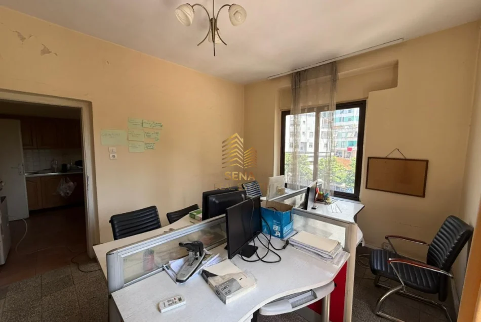 Tirane, jepet me qera ambjent biznesi Kati 3, 98 m² 800 € (Rruga e Elbasanit)