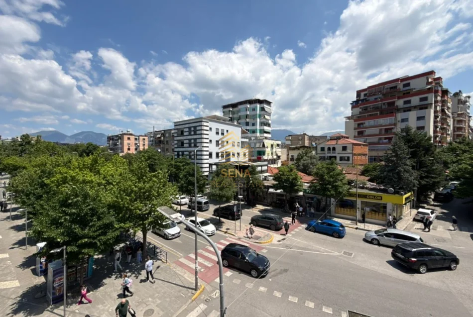 Tirane, jepet me qera ambjent biznesi Kati 3, 98 m² 800 € (Rruga e Elbasanit)