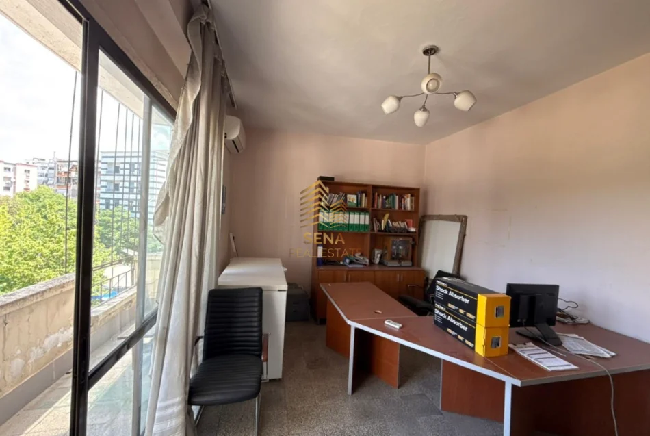 Tirane, jepet me qera ambjent biznesi Kati 3, 98 m² 800 € (Rruga e Elbasanit)