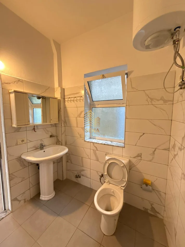 Tirane, jepet me qera apartament 2+1+Ballkon Kati 1, 80 m² 300 € (Fresk, Rruga Muhamet Deliu)