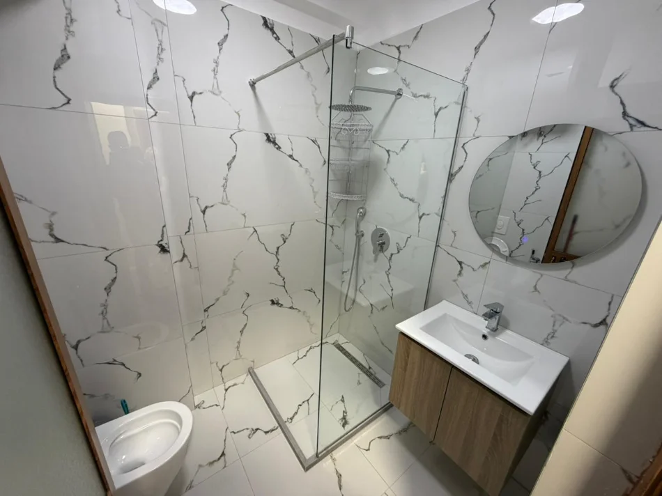 Tirane, jepet me qera apartament 1+1 Kati 4, (PAZARI I RI)