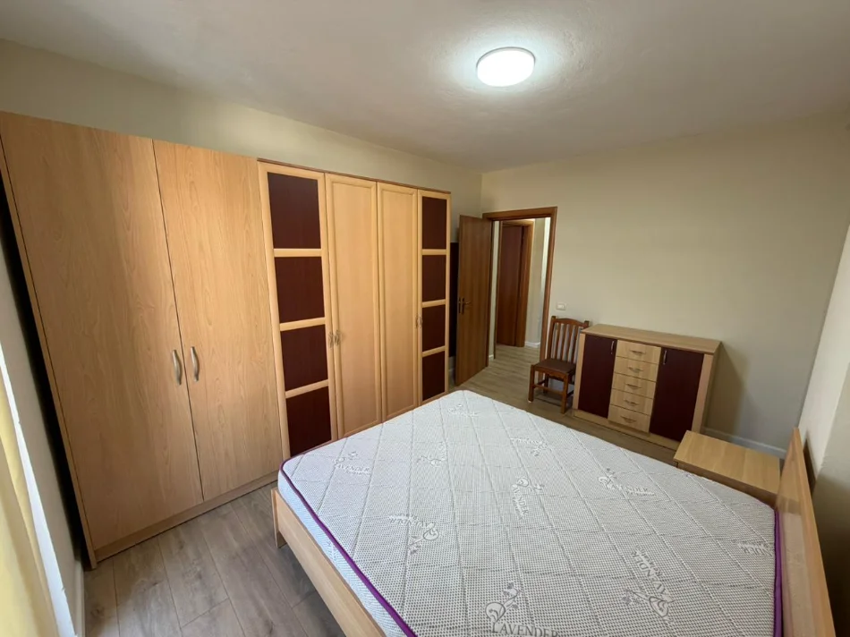Tirane, jepet me qera apartament 1+1 Kati 4, (PAZARI I RI)