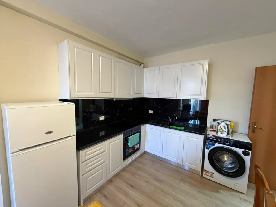 Tirane, jepet me qera apartament 1+1 Kati 4, (PAZARI I RI)