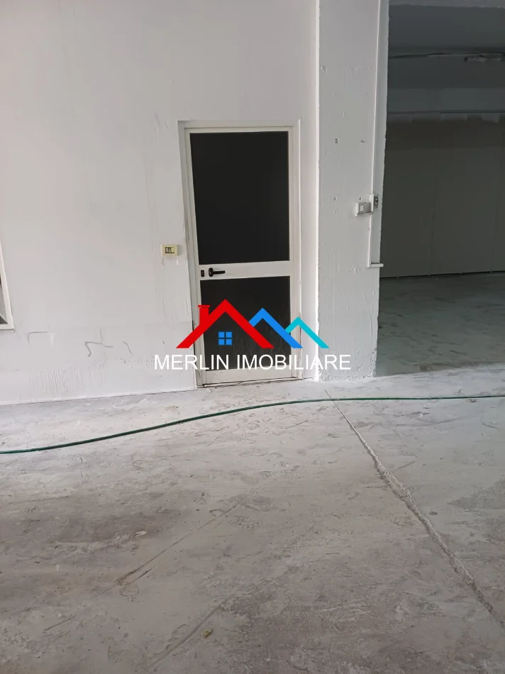 Tirane, jepet me qera ambjent biznesi Kati -1, 650 m² 1.625 € (RRUGA BYLIS,QTU)