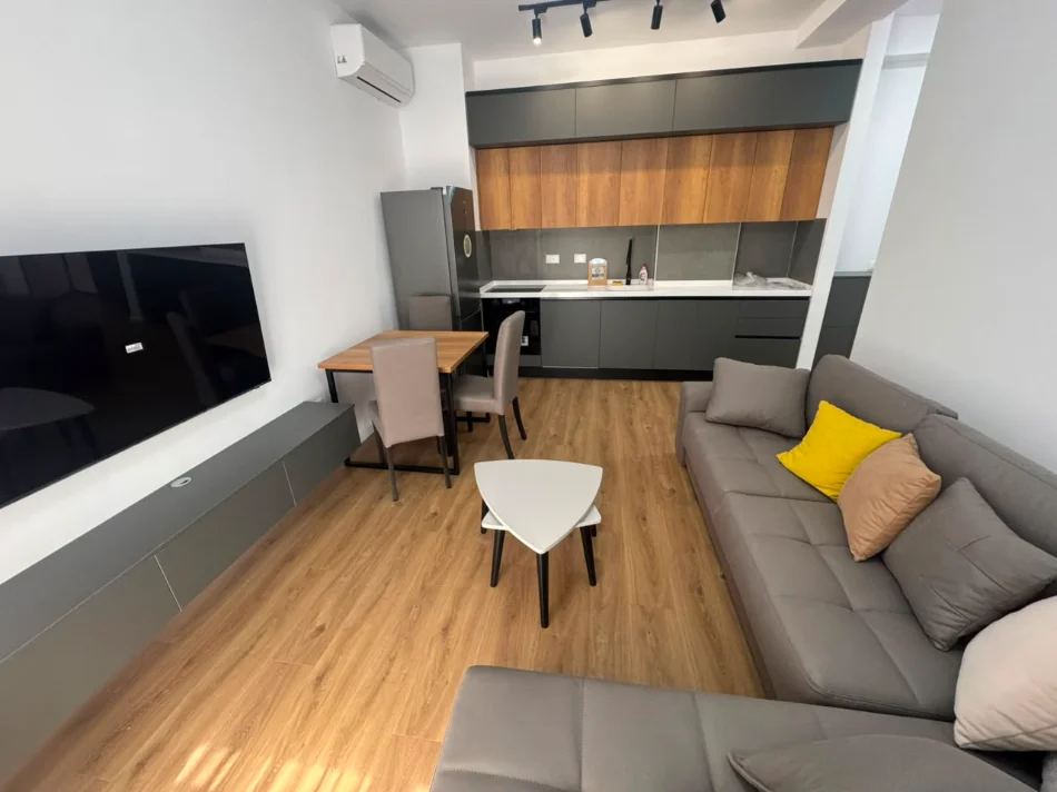 Tirane, jepet me qera apartament 1+1 Kati 5, (Ali Demi)