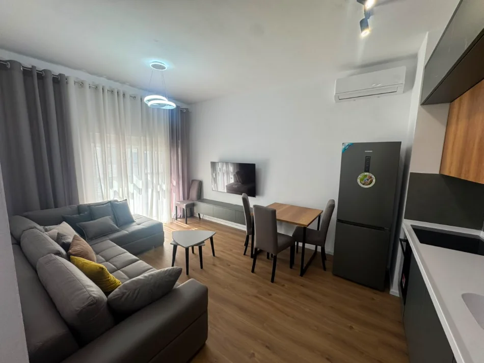 Tirane, jepet me qera apartament 1+1 Kati 5, (Ali Demi)