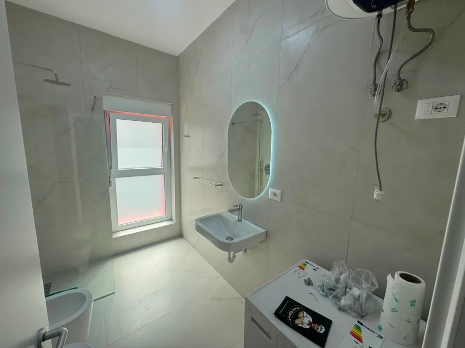Tirane, jepet me qera apartament 1+1 Kati 5, (Ali Demi)