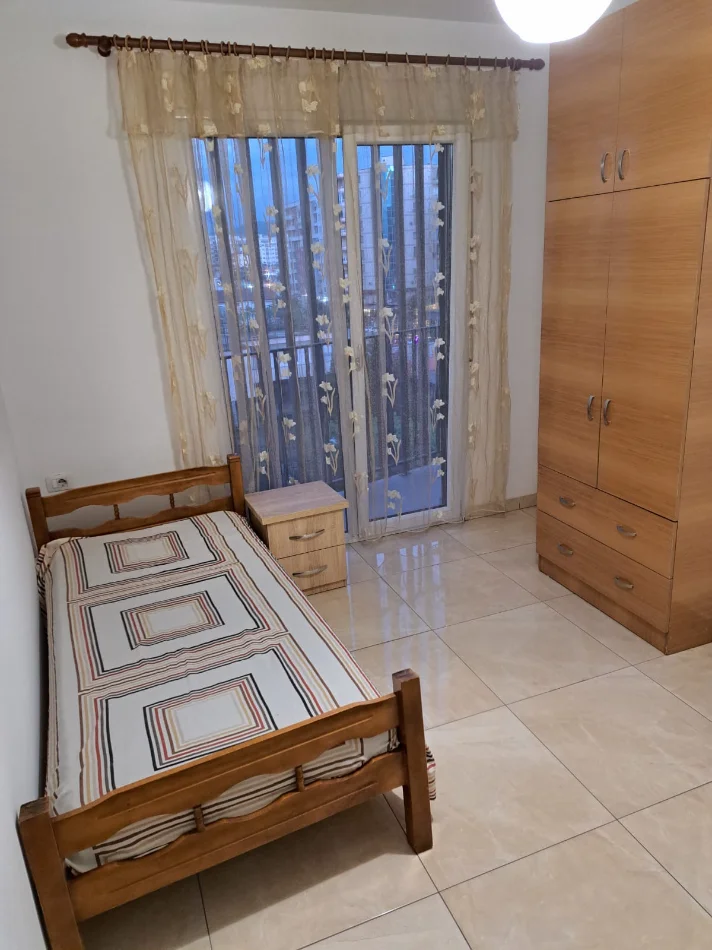Tirane, jepet me qera apartament 2+1+Ballkon Kati 4, 85 m² 450 € (Pallati Jolla ,ne Astir)