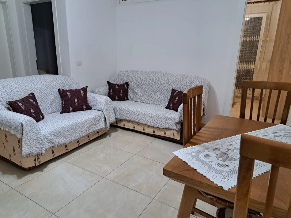 Tirane, jepet me qera apartament 2+1+Ballkon Kati 4, 85 m² 450 € (Pallati Jolla ,ne Astir)