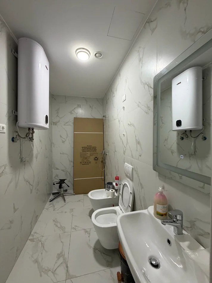 Tirane, jepet me qera ambjent biznesi Kati 6, 270 m² 6.000 € (Lake View Residence)