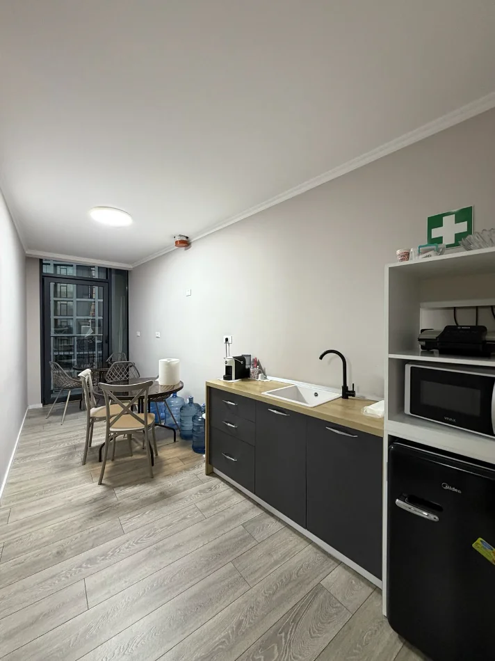 Tirane, jepet me qera ambjent biznesi Kati 6, 270 m² 6.000 € (Lake View Residence)