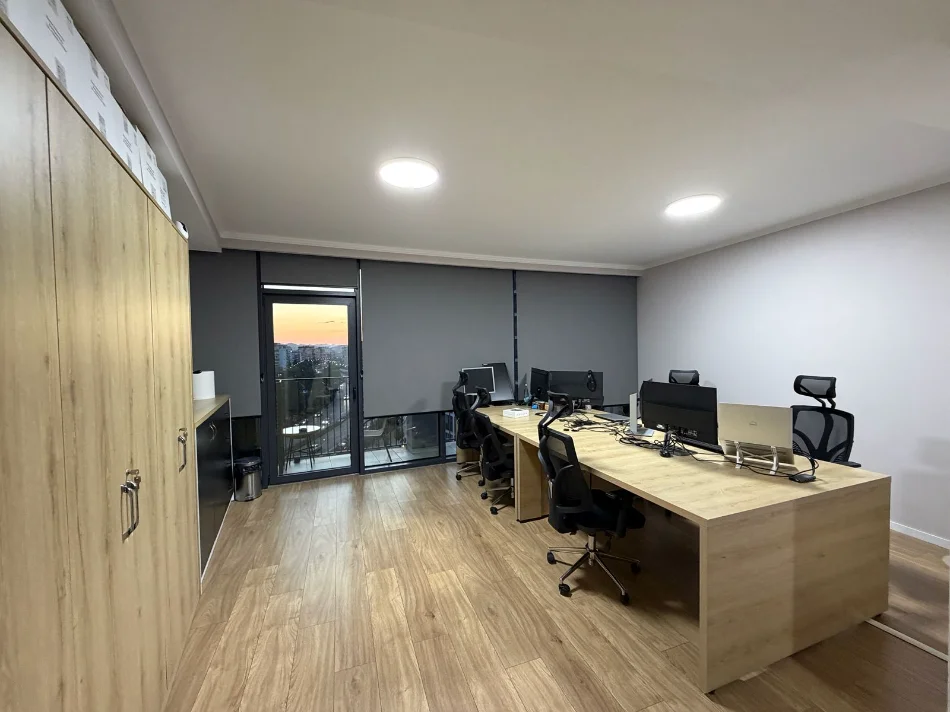 Tirane, jepet me qera ambjent biznesi Kati 6, 270 m² 6.000 € (Lake View Residence)