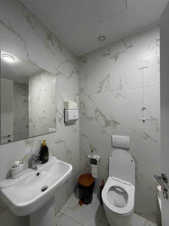 Tirane, jepet me qera ambjent biznesi Kati 6, 270 m² 6.000 € (Lake View Residence)