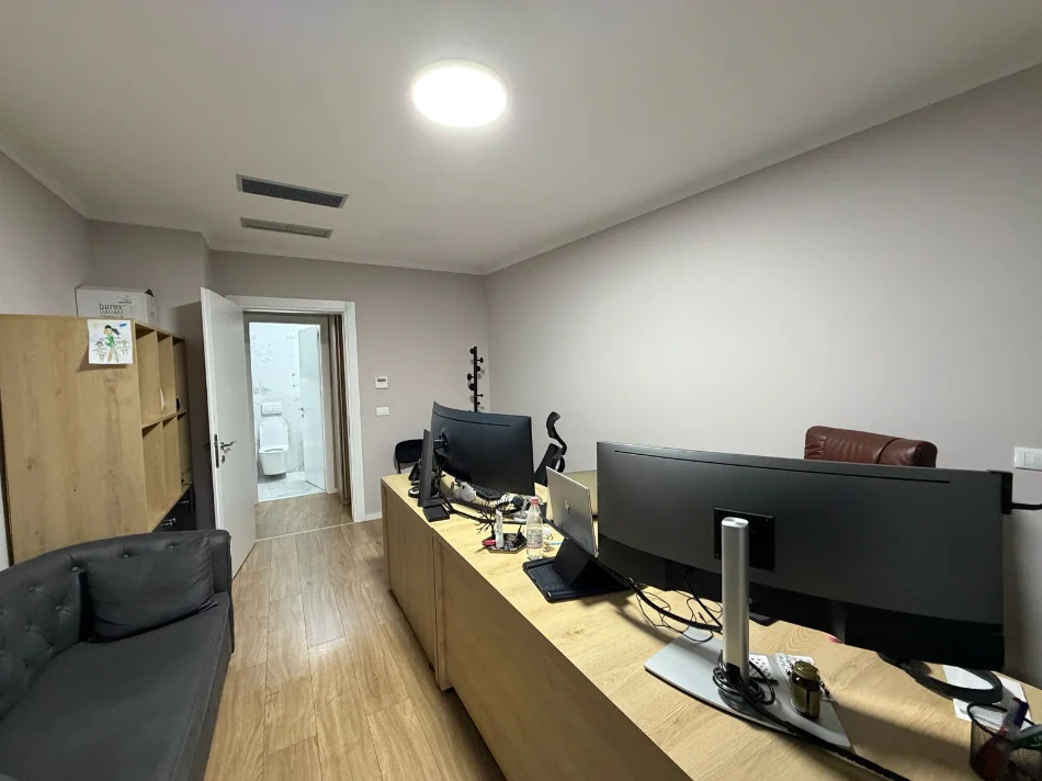 Tirane, jepet me qera ambjent biznesi Kati 6, 270 m² 6.000 € (Lake View Residence)