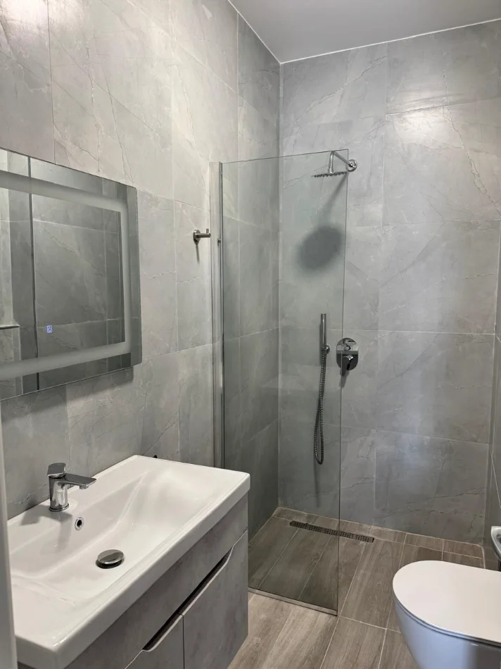 Tirane, jepet me qera apartament 2+1 , 840 € (Don Bosko)