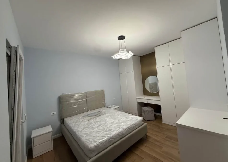 Shqiperi, jepet me qera apartament 1+1+Ballkon Kati 4, 80 m² 650 € (Zogu i Zi)
