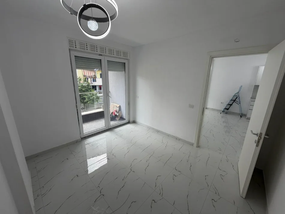 Tirane, jepet me qera apartament 1+1 Kati 1, (jordan misja)