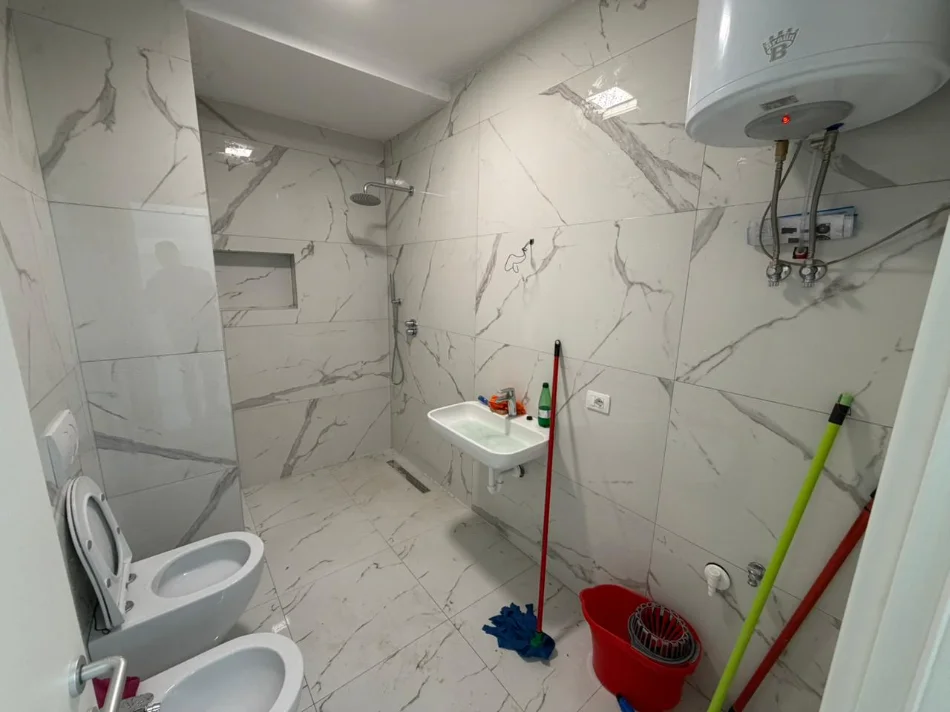 Tirane, jepet me qera apartament 1+1 Kati 1, (jordan misja)