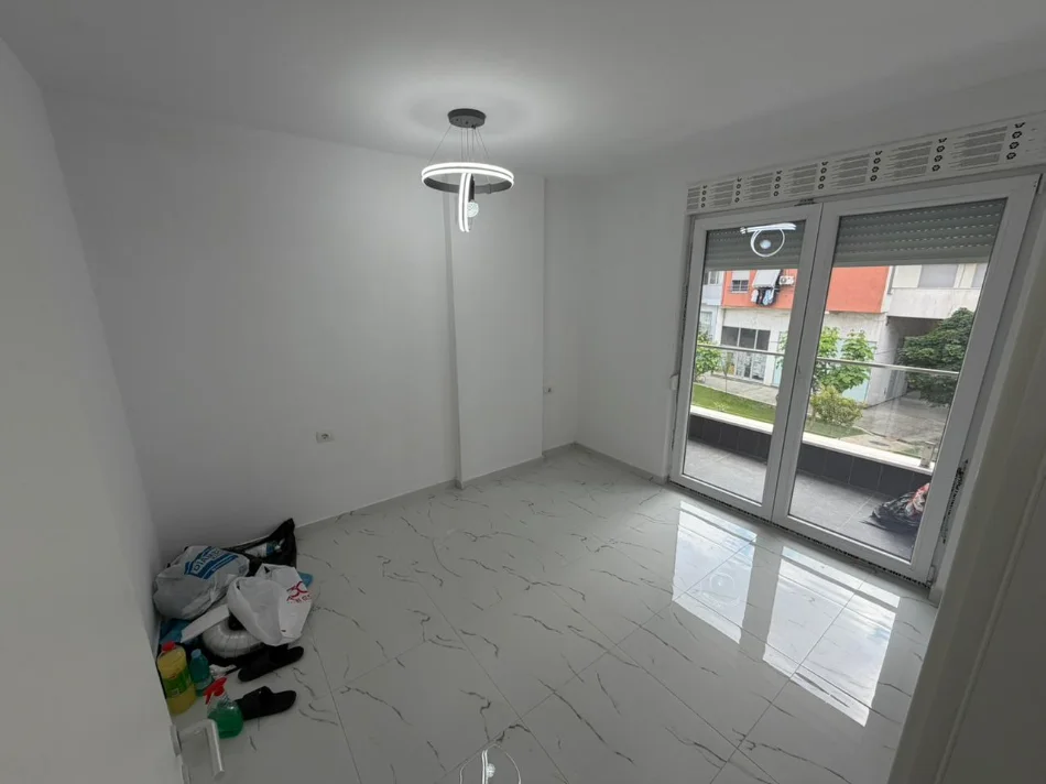 Tirane, jepet me qera apartament 1+1 Kati 1, (jordan misja)
