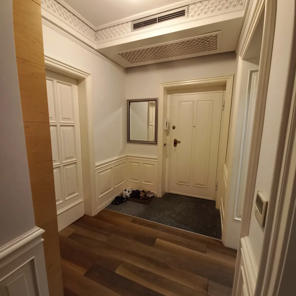 Tirane, jepet me qera apartament 1+1+Ballkon Kati 1, 700 € (Shkolla e Kuqe)