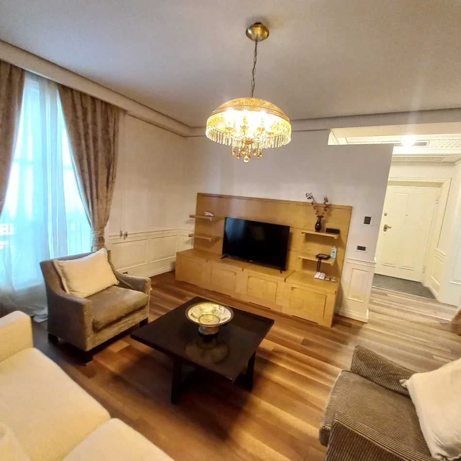 Tirane, jepet me qera apartament 1+1+Ballkon Kati 1, 700 € (Shkolla e Kuqe)