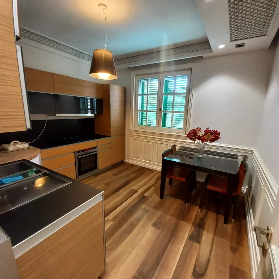 Tirane, jepet me qera apartament 1+1+Ballkon Kati 1, 700 € (Shkolla e Kuqe)