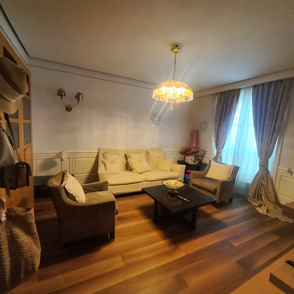 Tirane, jepet me qera apartament 1+1+Ballkon Kati 1, 700 € (Shkolla e Kuqe)