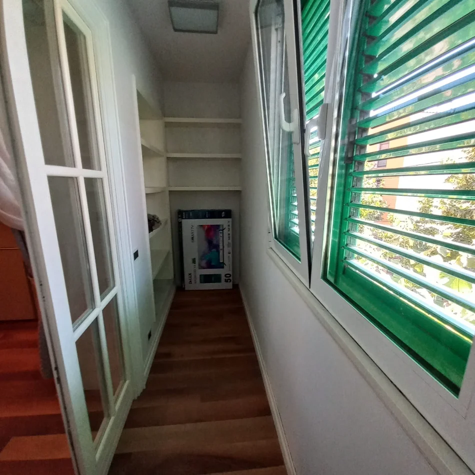 Tirane, jepet me qera apartament 1+1+Ballkon Kati 1, 700 € (Shkolla e Kuqe)
