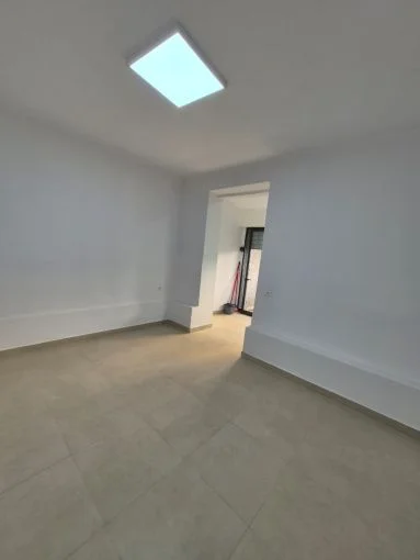 Tirane, jepet me qera dyqan Kati 0, 37 m² 450 € (rruga e barrikadave)