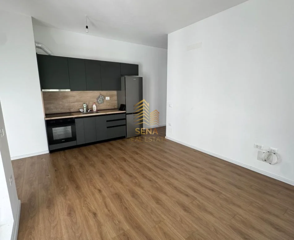 Tirane, jepet me qera ambjent biznesi Kati 5, 60 m² 300 € (Rezidenca Kaimi)
