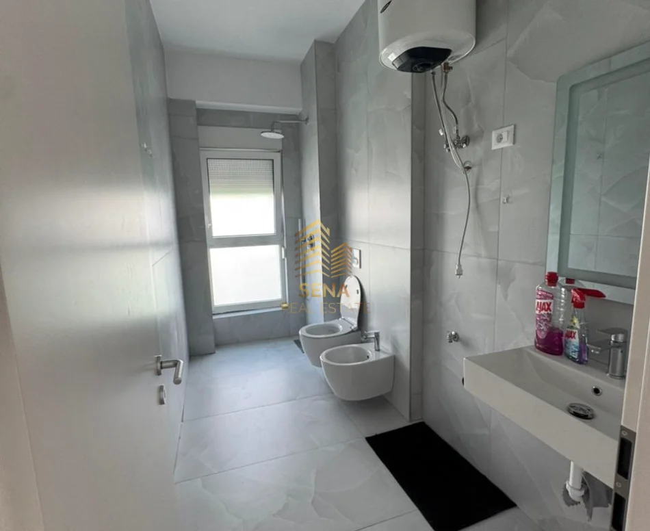 Tirane, jepet me qera ambjent biznesi Kati 5, 60 m² 300 € (Rezidenca Kaimi)