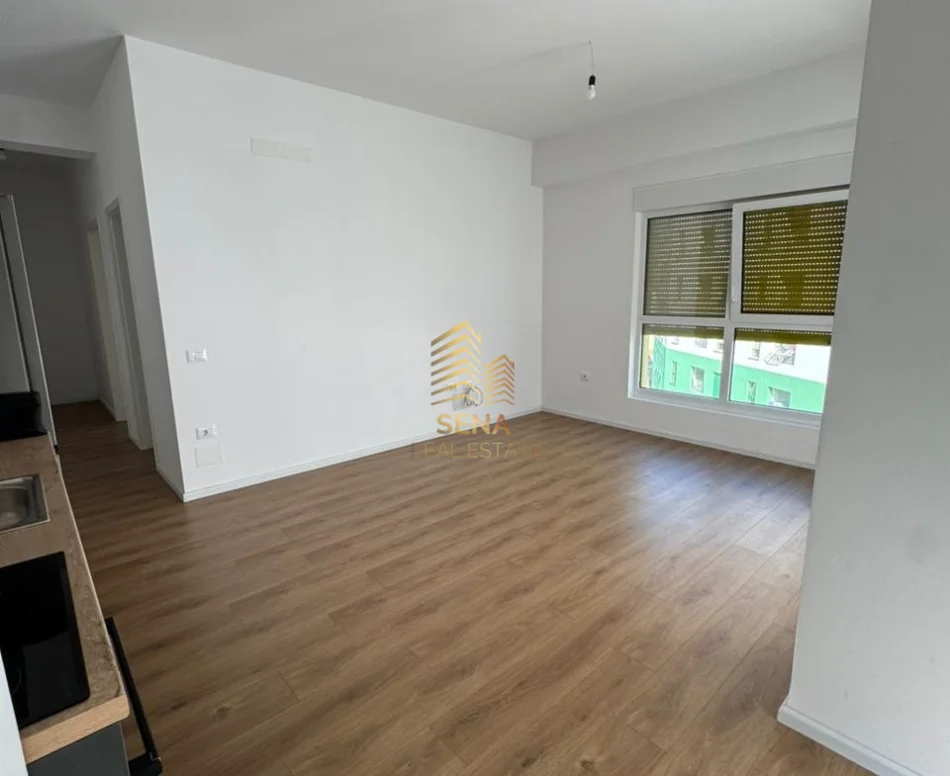 Tirane, jepet me qera ambjent biznesi Kati 5, 60 m² 300 € (Rezidenca Kaimi)