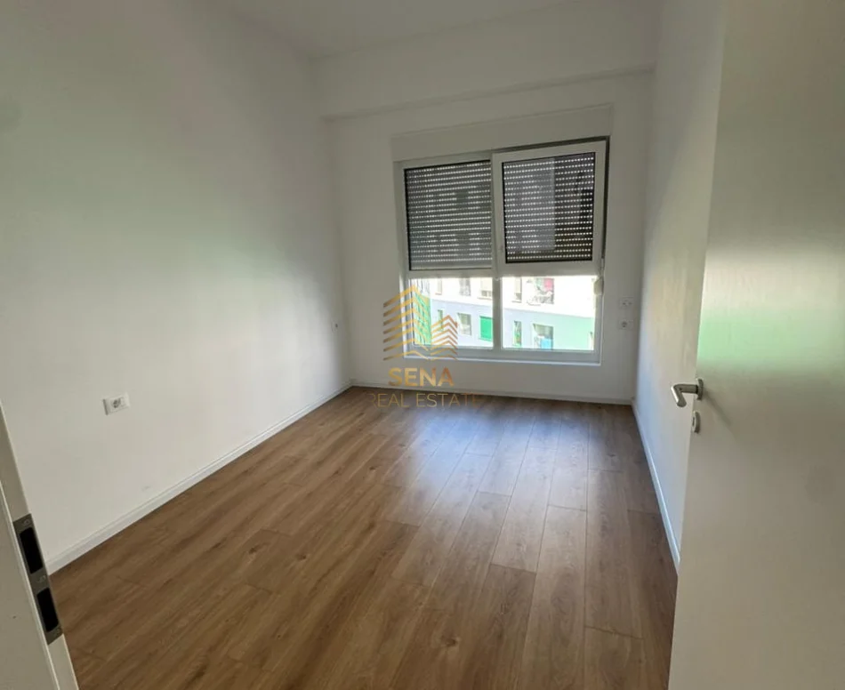Tirane, jepet me qera ambjent biznesi Kati 5, 60 m² 300 € (Rezidenca Kaimi)