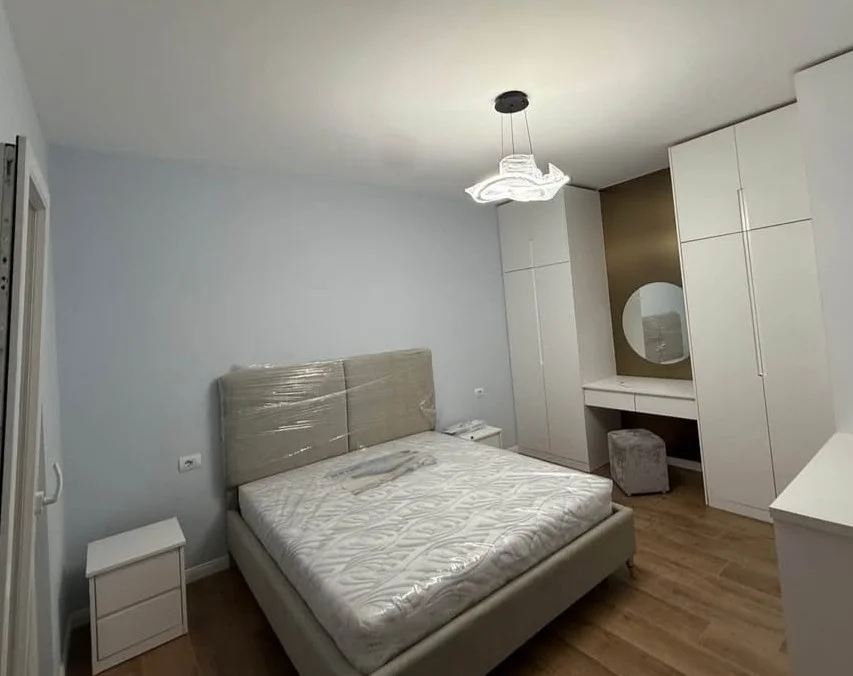 Tirane, jepet me qera apartament 1+1 Kati 5, 75 m² 650 € (ZOGU I ZI)