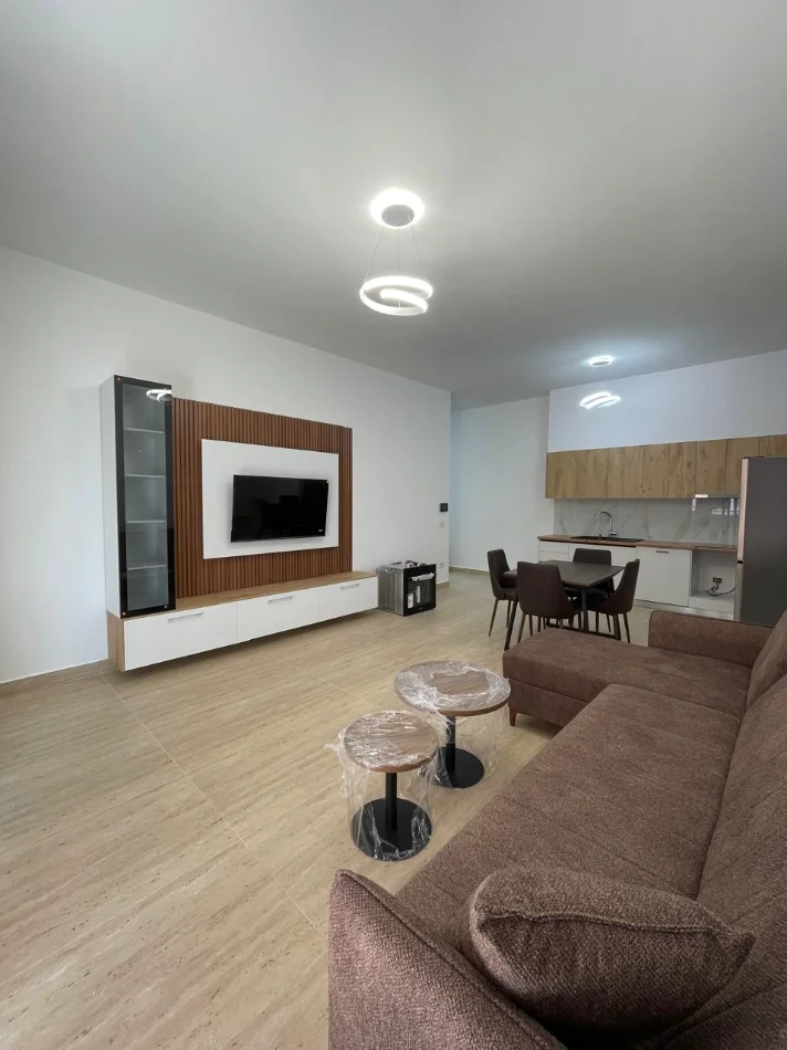 Tirane, jepet me qera apartament 1+1+Ballkon Kati 5, 70 m² 900 € (Kompleksi Delijorgji)