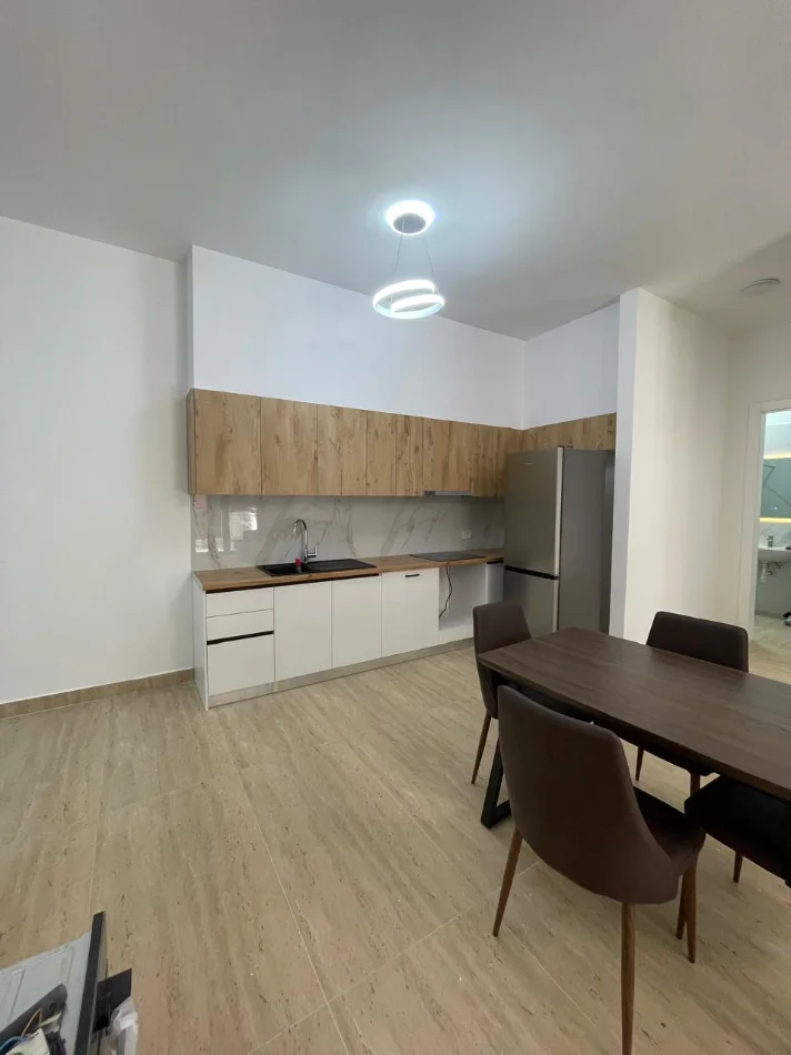 Tirane, jepet me qera apartament 1+1+Ballkon Kati 5, 70 m² 900 € (Kompleksi Delijorgji)