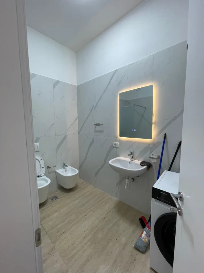 Tirane, jepet me qera apartament 1+1+Ballkon Kati 3, 75 m² 750 € (Kompleksi Delijorgji)