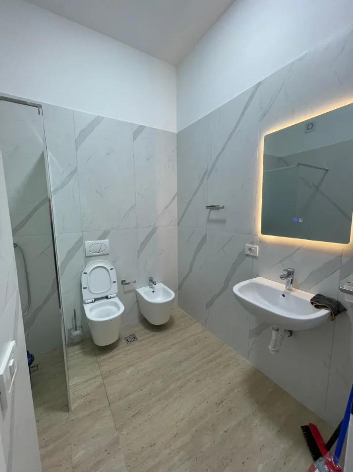 Tirane, jepet me qera apartament 1+1+Ballkon Kati 5, 70 m² 750 € (Kompleksi Delijorgji)