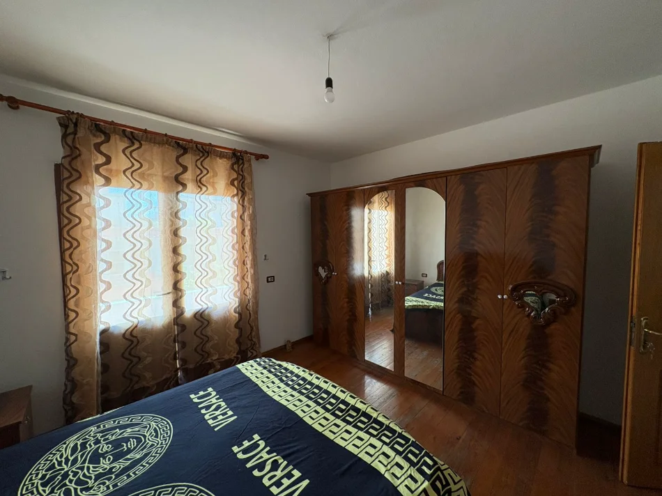 Tirane, jepet me qera Vile 2+1+Ballkon Kati 2, 90 m² (njazi meka)