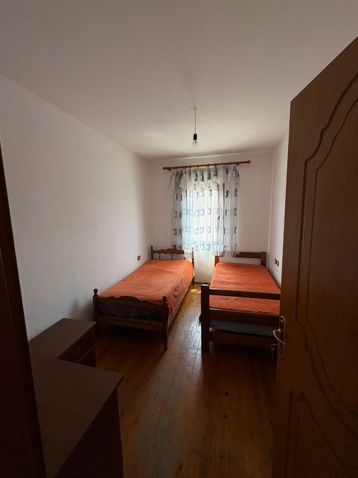 Tirane, jepet me qera Vile 2+1+Ballkon Kati 2, 90 m² (njazi meka)