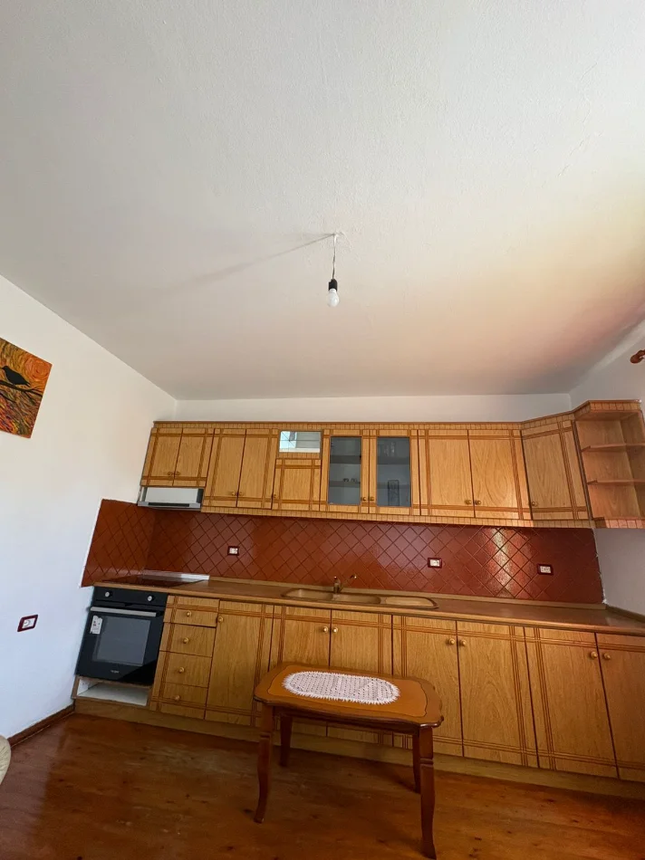 Tirane, jepet me qera Vile 2+1+Ballkon Kati 2, 90 m² (njazi meka)