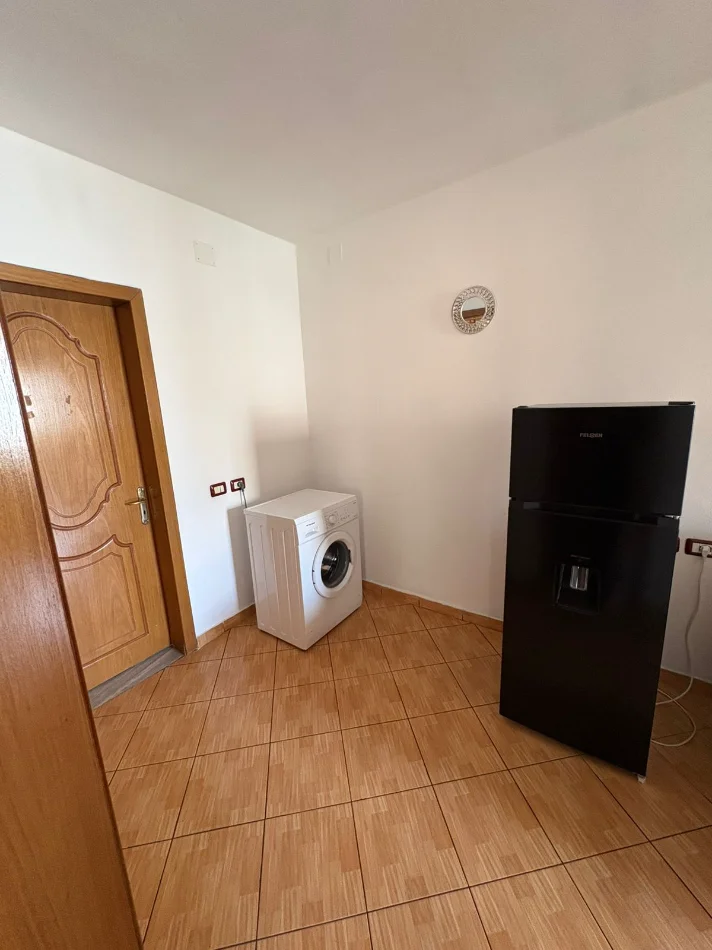Tirane, jepet me qera Vile 2+1+Ballkon Kati 2, 90 m² (njazi meka)