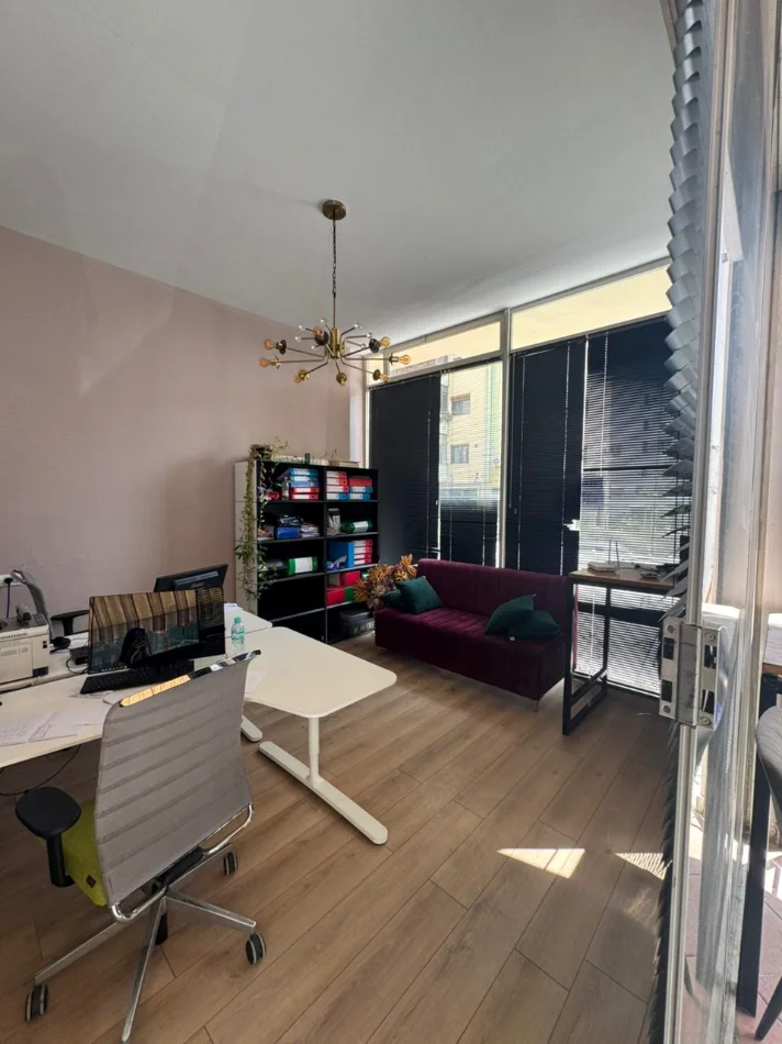 Tirane, jepet me qera zyre Kati 0, 36 m² 550 € (Rruga Sali Budka)