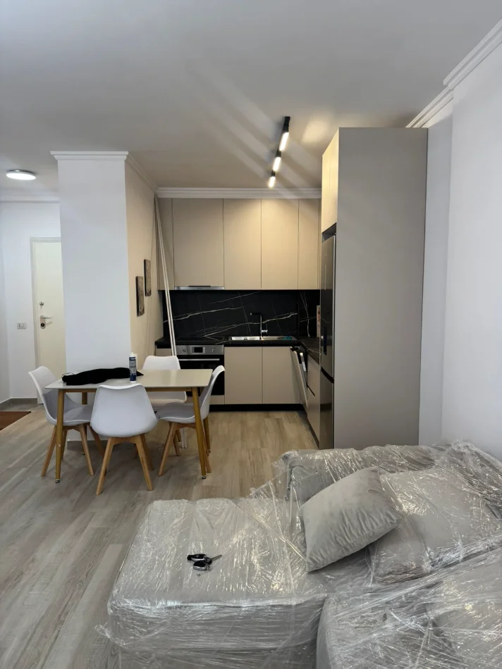 JEPET ME QERA APARTAMENT  ME MOBILIM FRINGO TE RI ,1+1 NE RRUGEN JORDAN MISJA , 600 EURO